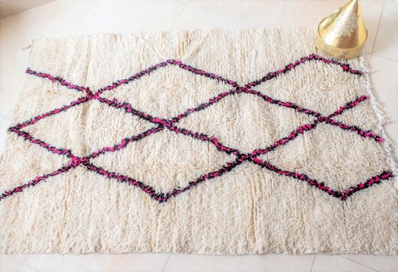 Small Beni Ourain Rug With Pink and black Diamonds - Tapis Berbere, Floor Fluffy...         Small Beni Ourain Rug With Pink and black Diamonds - Tapis Berbere, Floor Fluffy Rug - Beni Ouarain Teppich 3'3x5 / 155 x 100 cm
