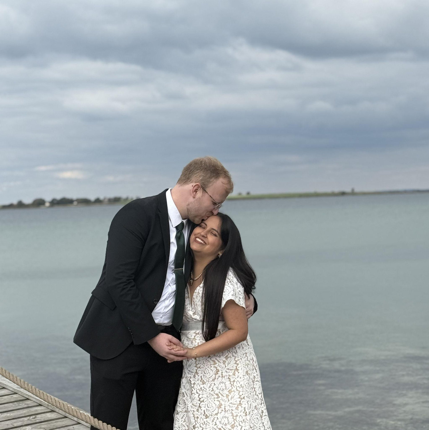 Am 1. Oktober 2025, neun Monate nach unserer Verlobung und einigen Bürokratie-Abenteuern, heirateten wir standesamtlich in Dänemark. 💍 Jetzt freuen wir uns auf die Feier 2026 in Punta Cana! 🌴💛