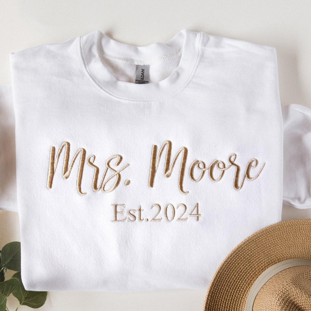Custom Mrs Sweatshirt, Personalized Mrs Sweatshirt, Embroidered Mrs Sweatshirt,New Mrs Shirt sweatshirt, Bride to be gift, Bridal Sweatshirt