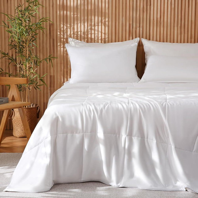 DWR King Size Cooling Comforter for Hot Sleepers– 100% Rayon Derived from Bamboo Fabric with 15% Silk Fill, Lightweight Summer Blanket(White, 106x90)