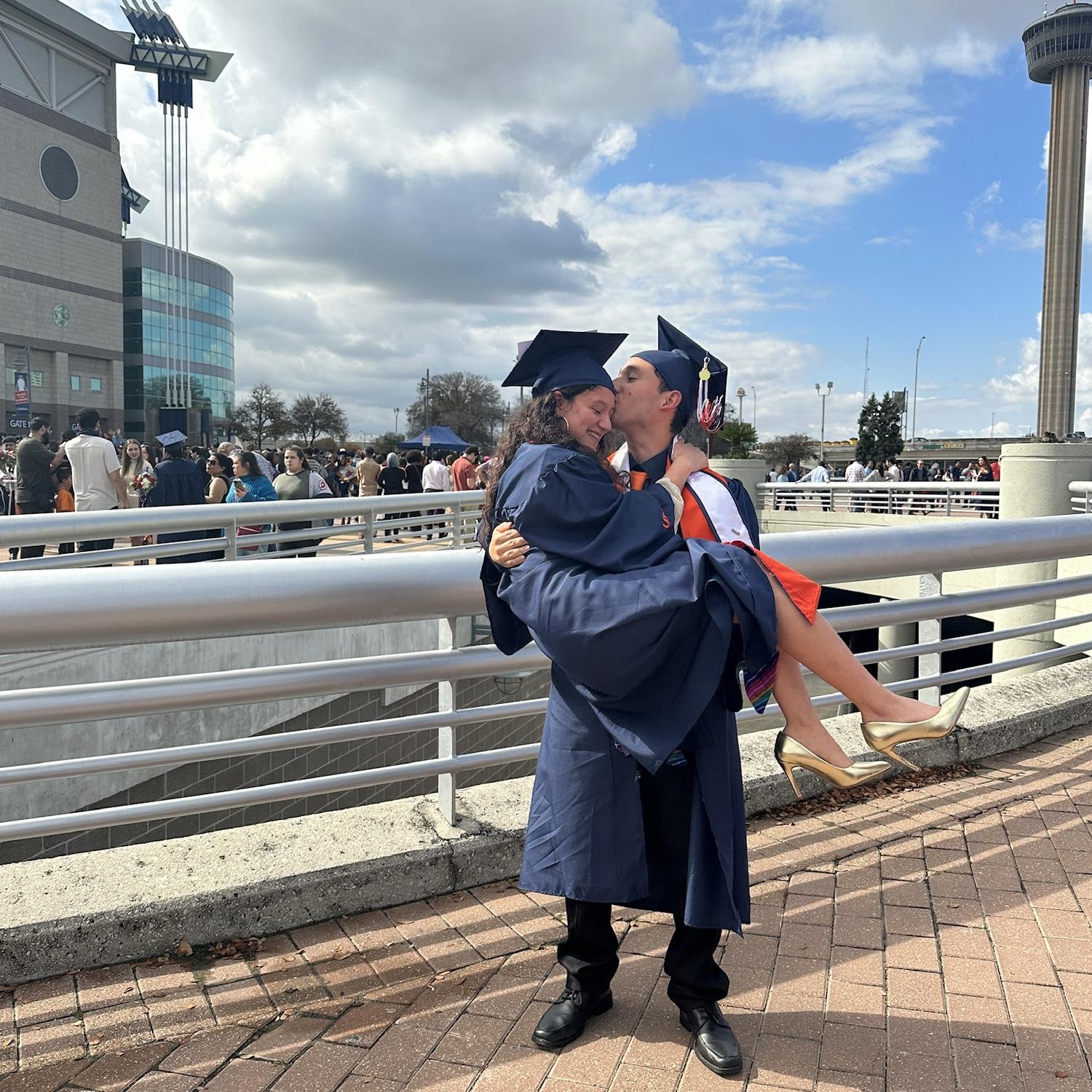 Nos graduamos juntos una vez más, siempre apoyándonos el uno al otro.