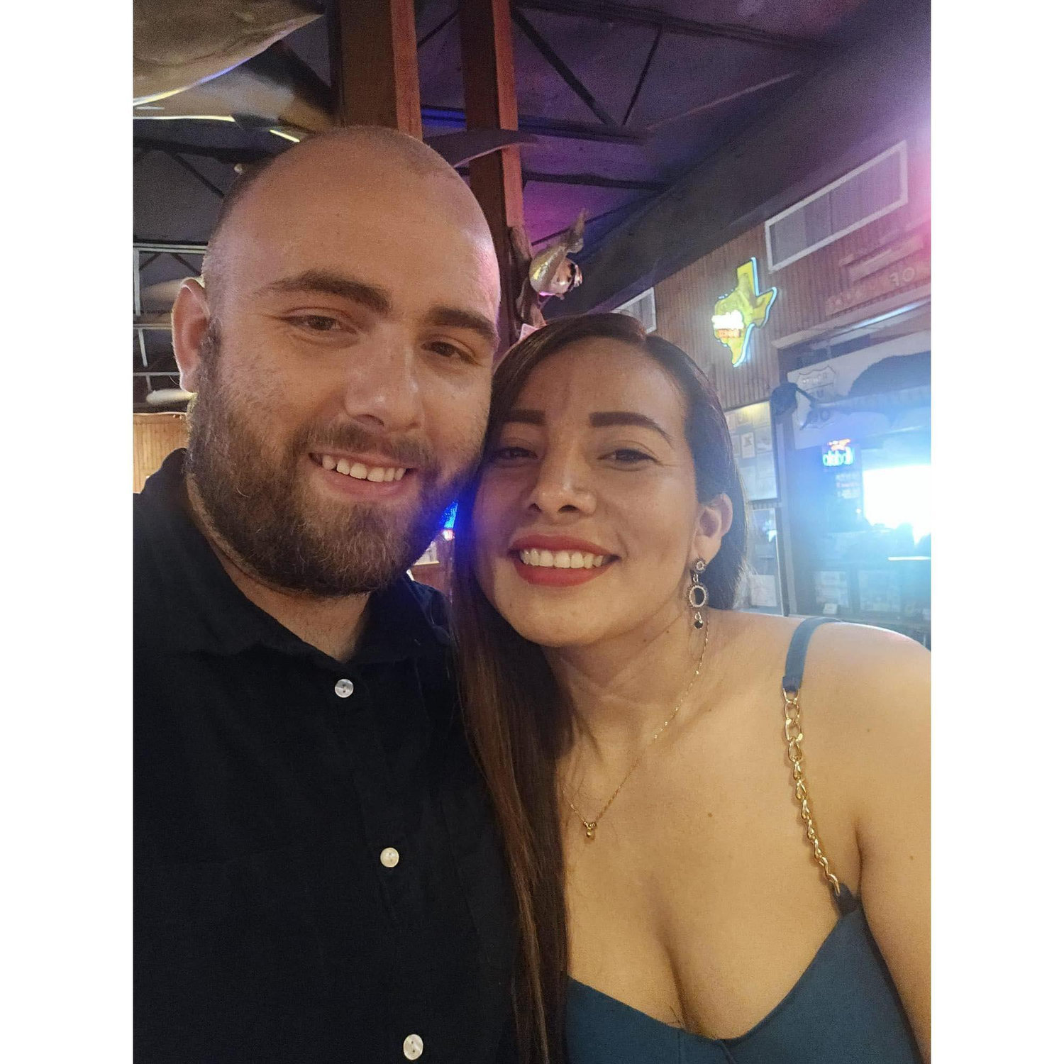Disfrutando nuestras alegrías y sonrisas juntos.