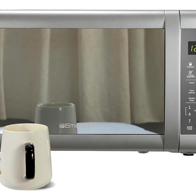 Emerson MW7601SL Compact Countertop Microwave Oven with Sleek Mirrored Finish Door 10 Power Levels, 6 Auto Menus, Glass Turntable and Child Safe Lock, 0.7 Cu. Ft, Silver