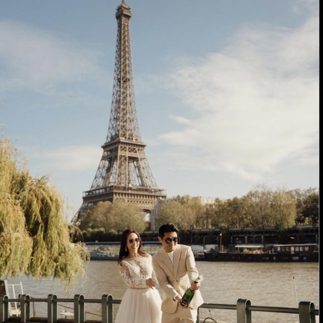 Seine River Honeymoon Photoshoot