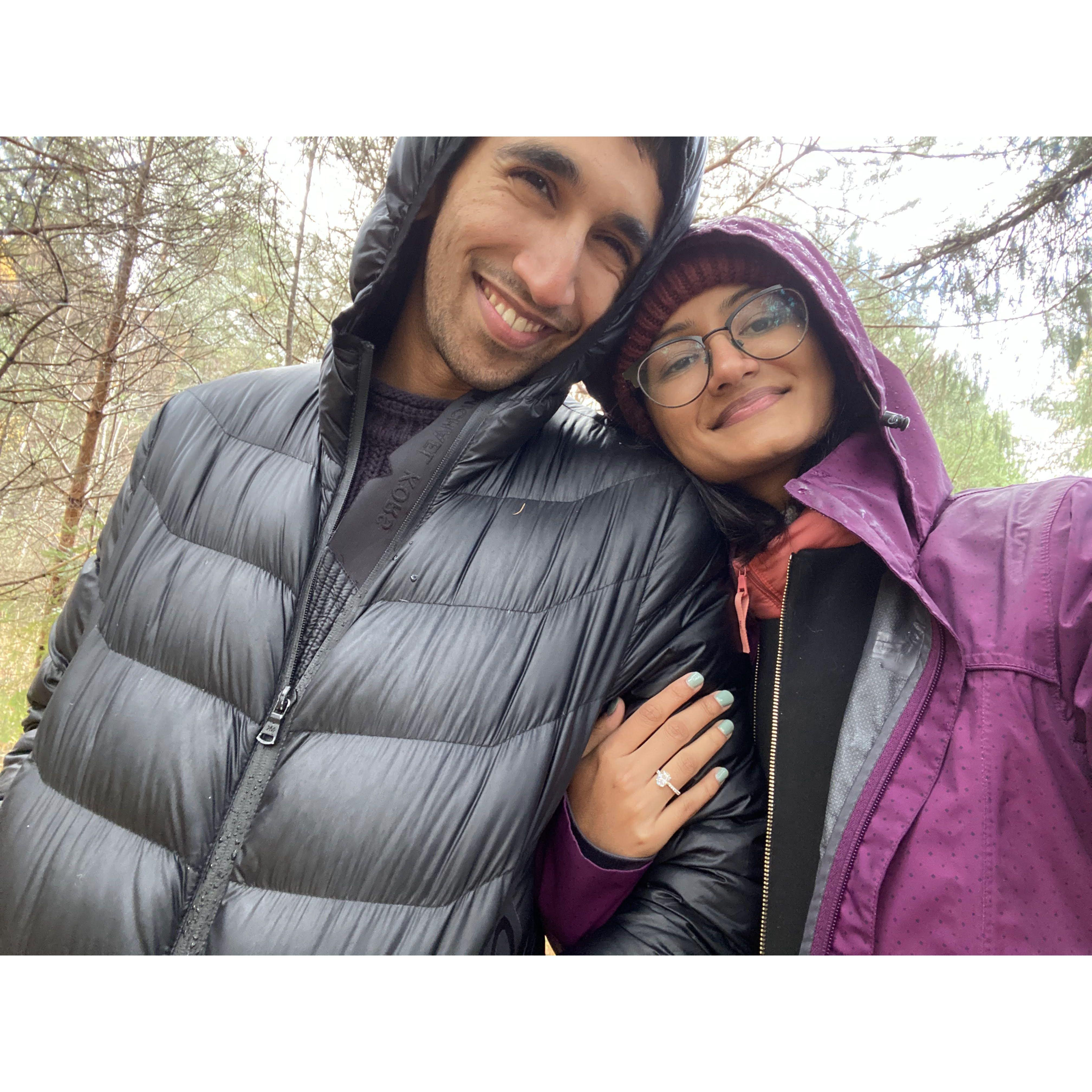 Fiancé Fiancée on a walk in the rain.