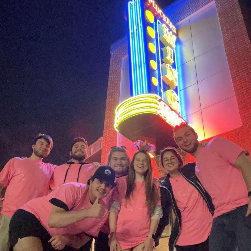 Celebrating Jan-Tanah's bachelorette party with the cousins /
Celebrando la despedida de soltera de Jan-Tanah con los primos