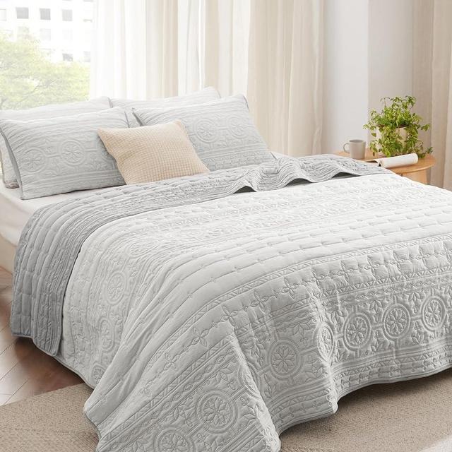 Bedsure King Quilt Bedding Set - Lightweight Summer Quilt Bed Set, Reversible Light Grey Bedspread Coverlet Scrollwork for All Seasons (Includes 1 Quilt, 2 Pillow Shams)