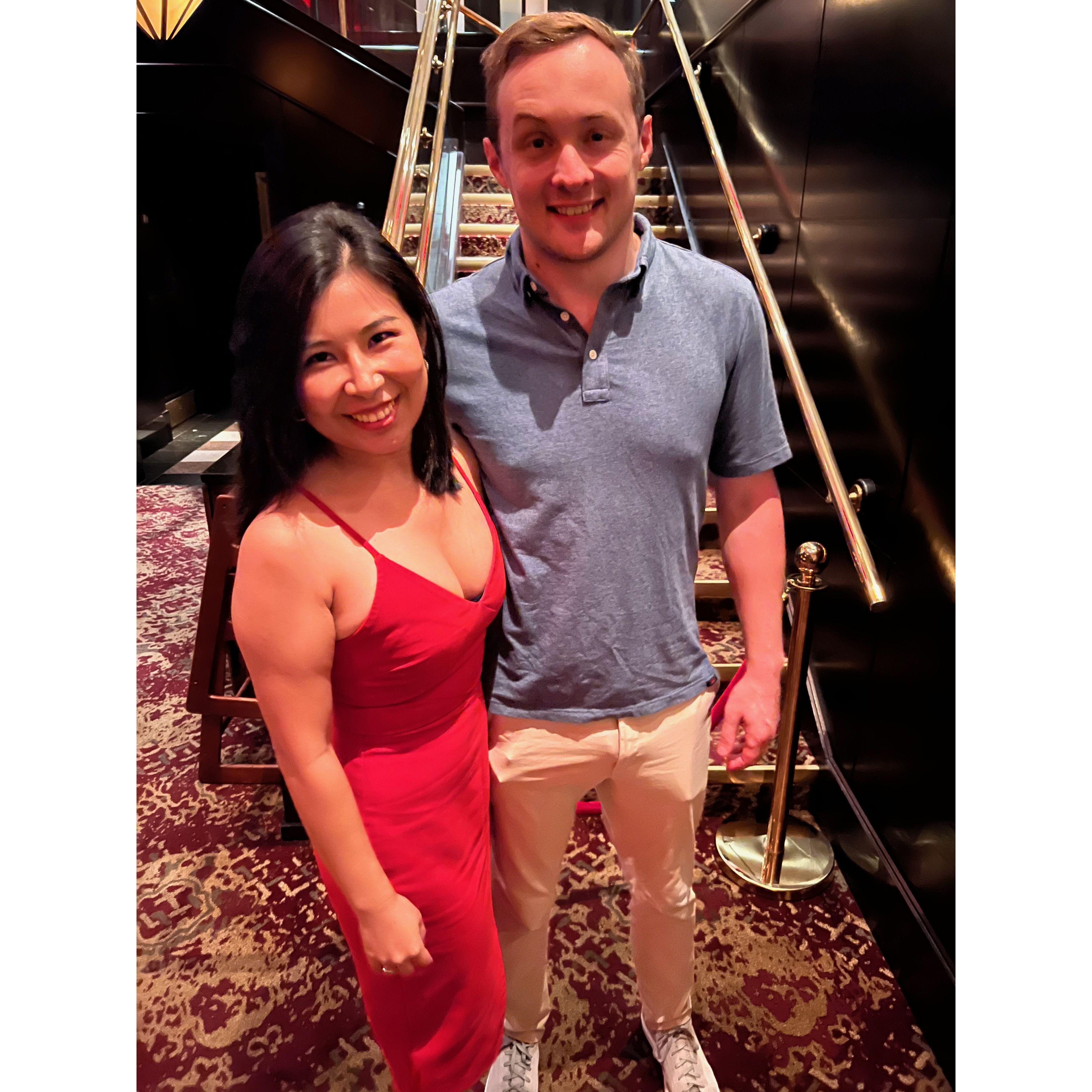 Conor first said "I love you" right before this pic was snapped at Times Square New York. 就在拍这张照片前，Conor在纽约时代广场第一次说出了“我爱你”，把那一刻变成了最闪耀的背景灯光。