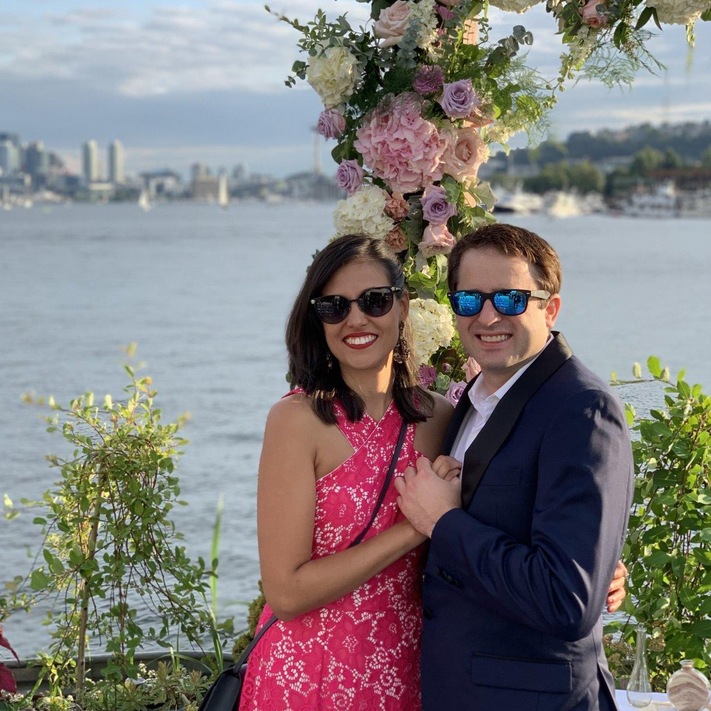 Agora queremos nos casar na igreja e comemorar com todos vocês!
Now we want to get married in the church and celebrate with all of you!