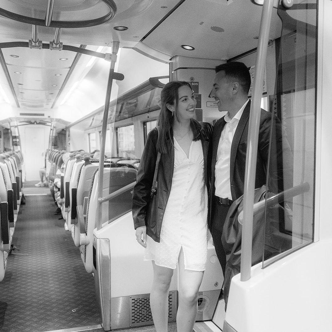 On the train we would take back and forth from our university to Belfast city center.
Dans le train que nous prenions pour aller et revenir du centre-ville de Belfast depuis notre université.