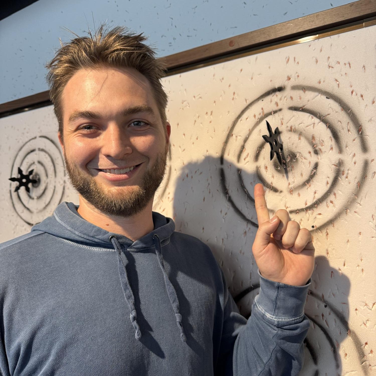 Josh won the ninja star-throwing competition! / Josh ganó la competencia de lanzamiento de estrellas ninja