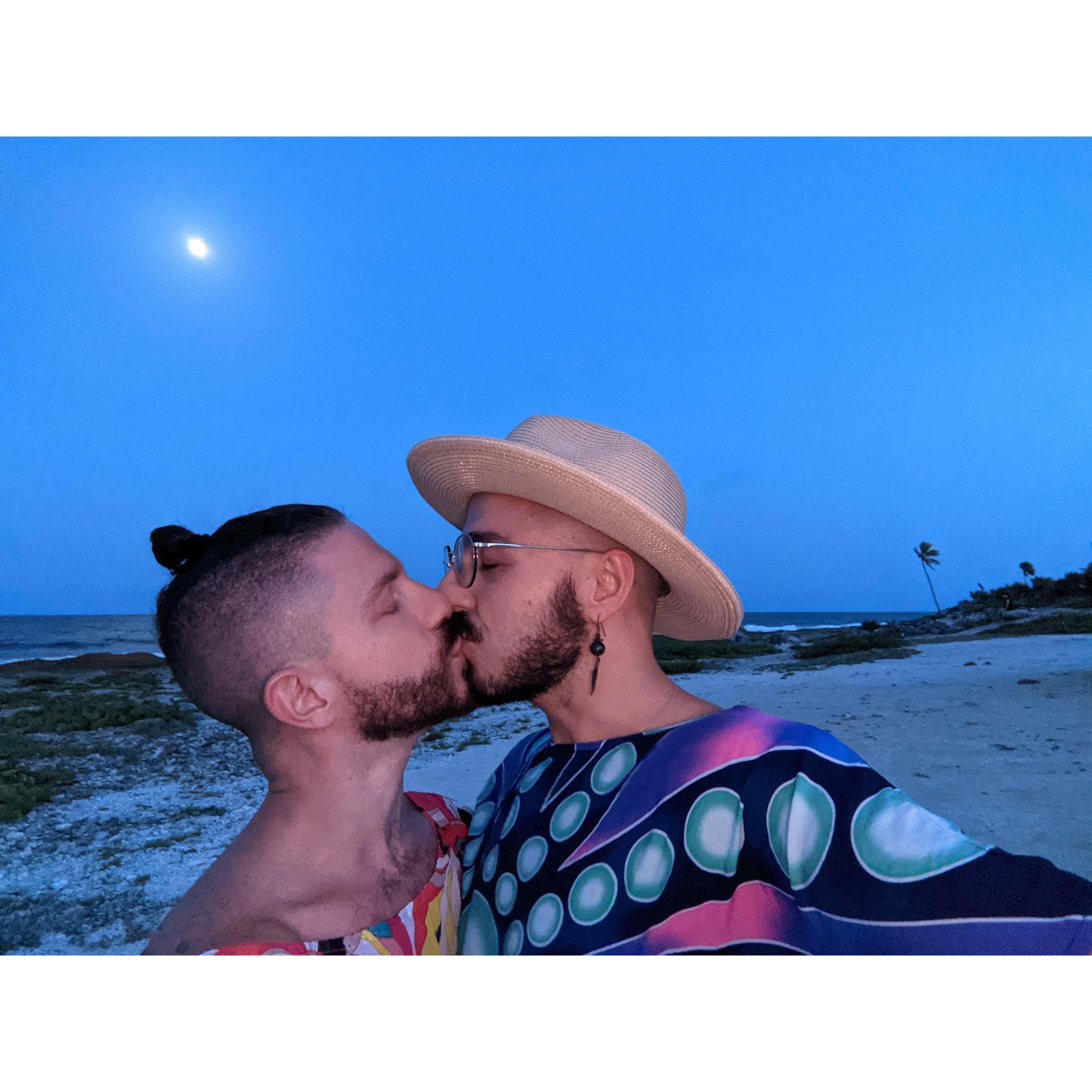 Moonlight kisses in Mexico - Playa Del Carmen, July 2021