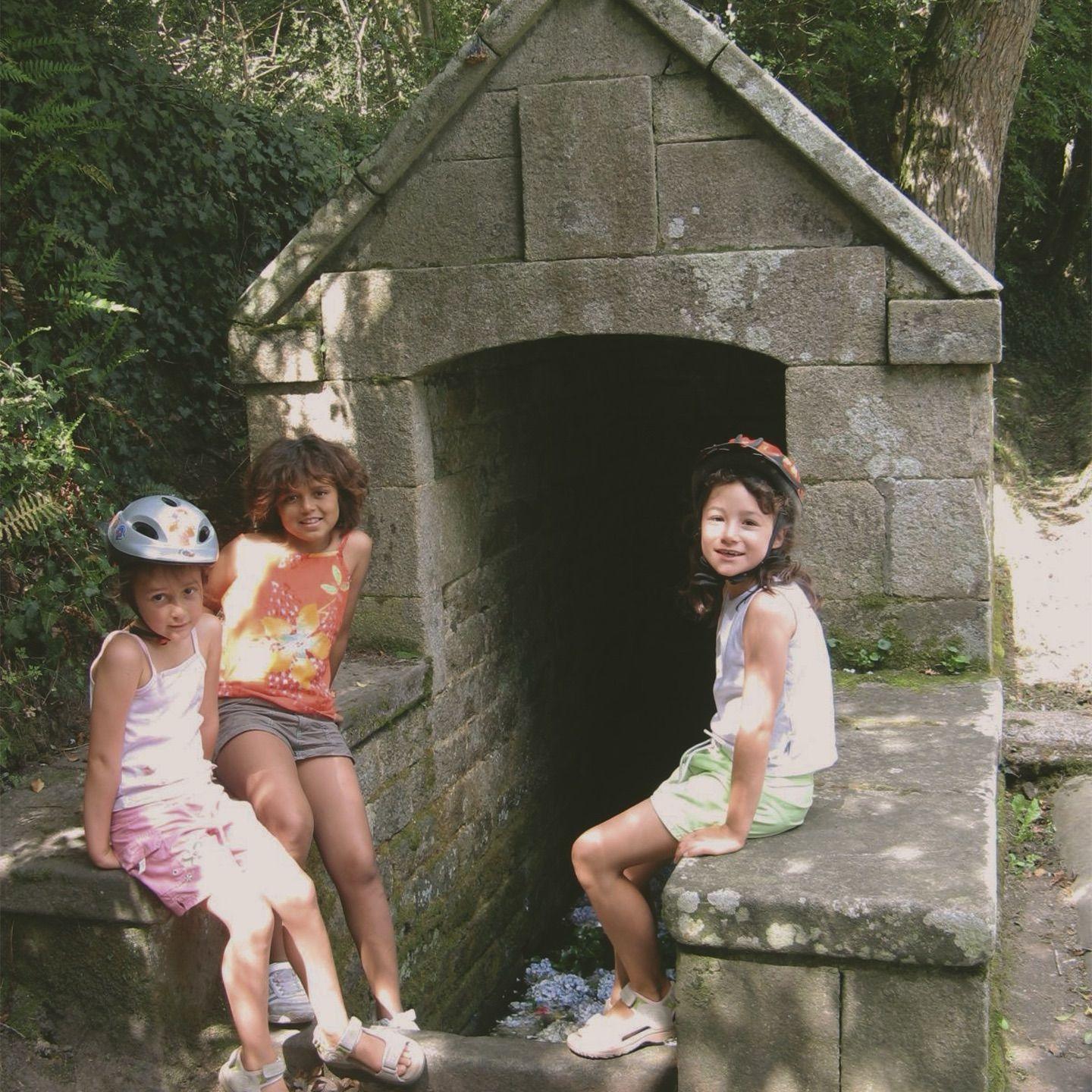Debbie about to enter what can only be described as a crypt with her besties Margot & Manon!