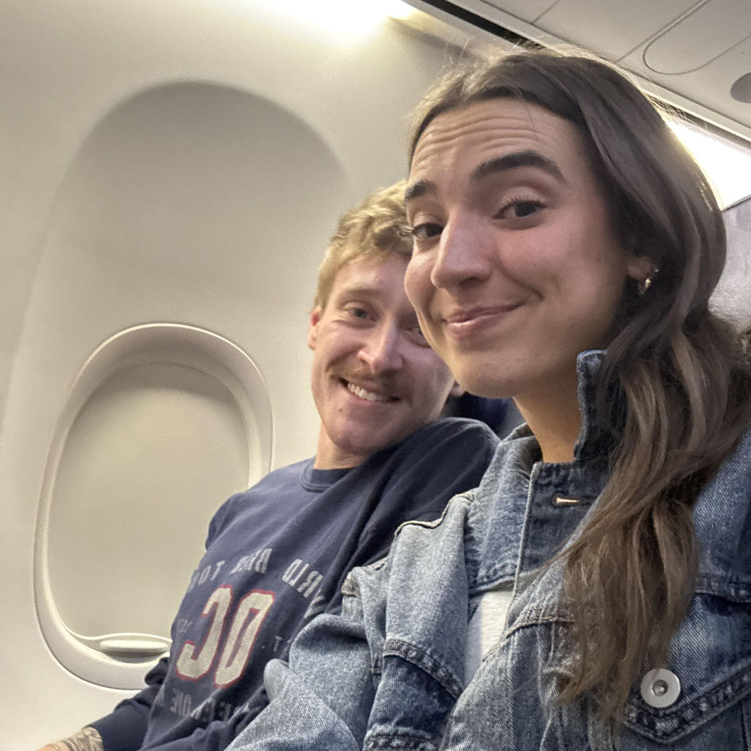 This stranger asked if he could sit next to me on my flight + then asked for a photo...
