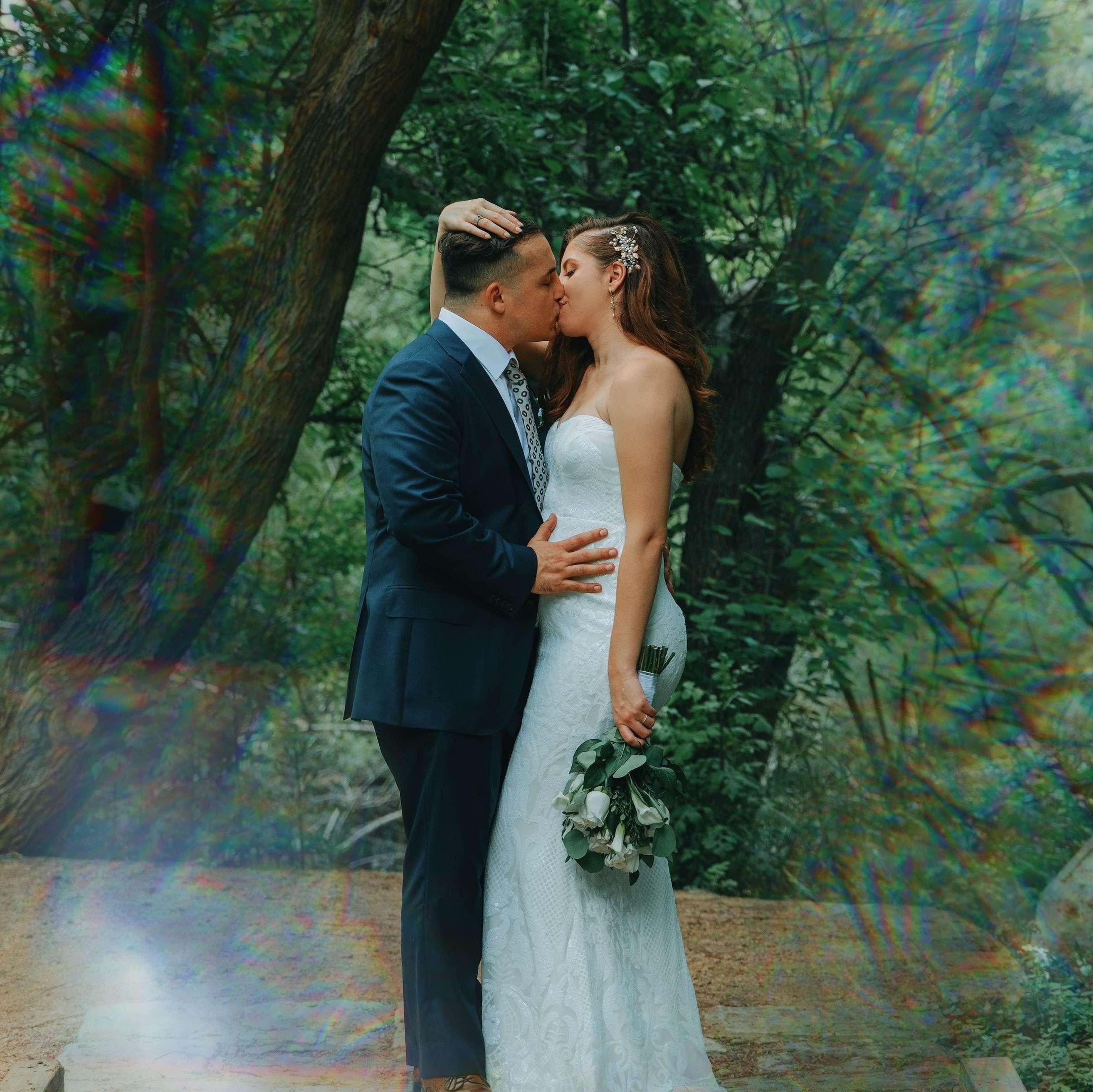 Elopement kiss 2022