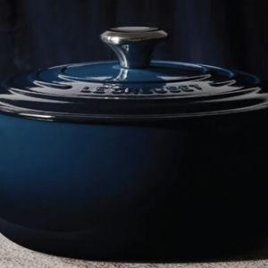 Signature Round Dutch Oven (Color: Nuit)