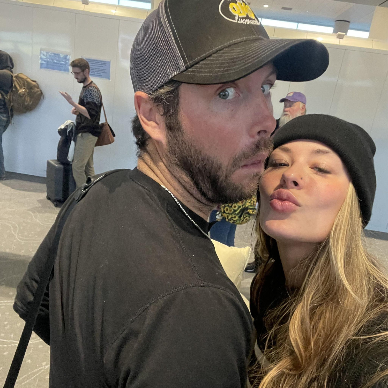 airport kisses