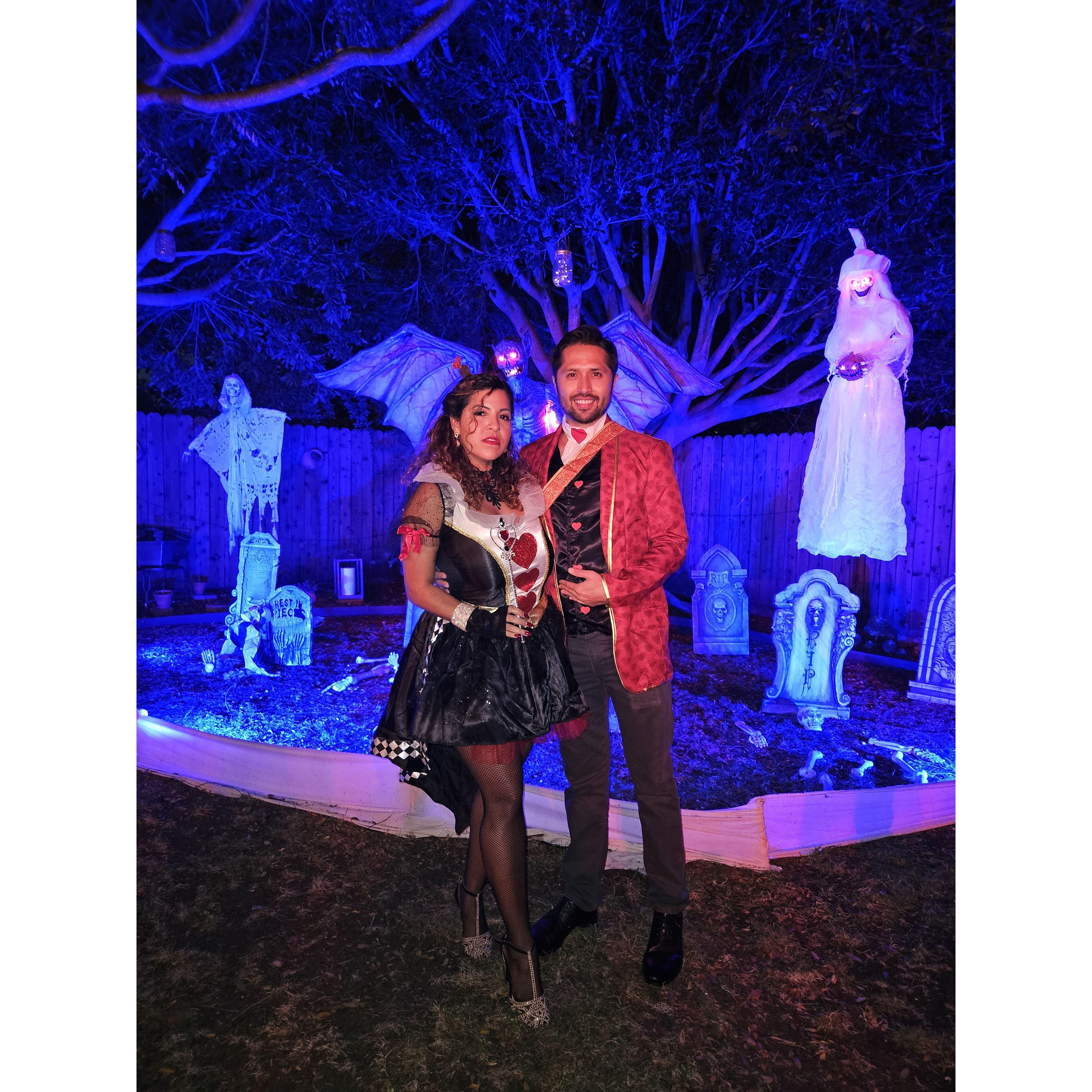 Queen and King of Hearts at a Halloween party in 2023. First time meeting many of Gisela's friends... /

Reina y Rey de Corazones en una fiesta de Halloween en 2023. Primera vez conociendo a muchos de los amigos de Gisela...