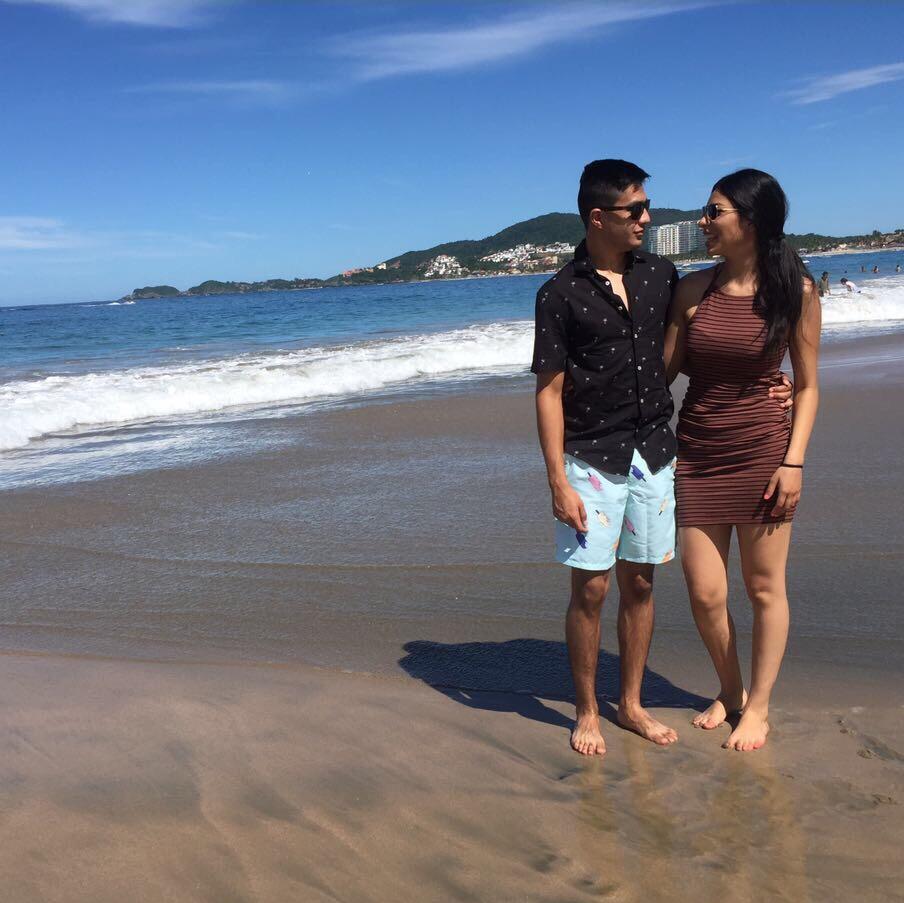 🏝️ Primer viaje a la playa: Entre olas y atardeceres, cada instante juntos se volvía inolvidable.