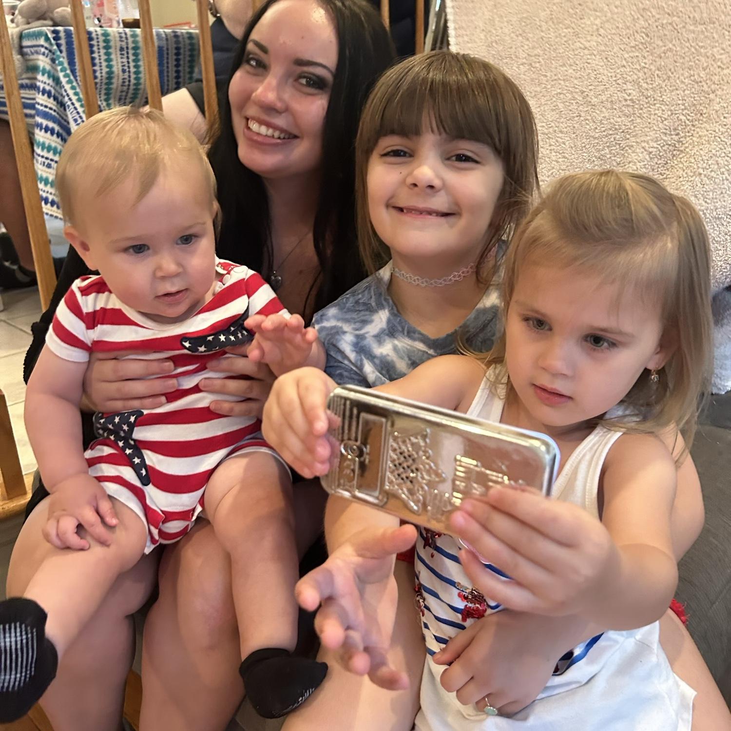 Izabella with the ringbearer Klaus , the junior bridesmaid Victoria (middle) and the flower girl Katherine on the right ☺️