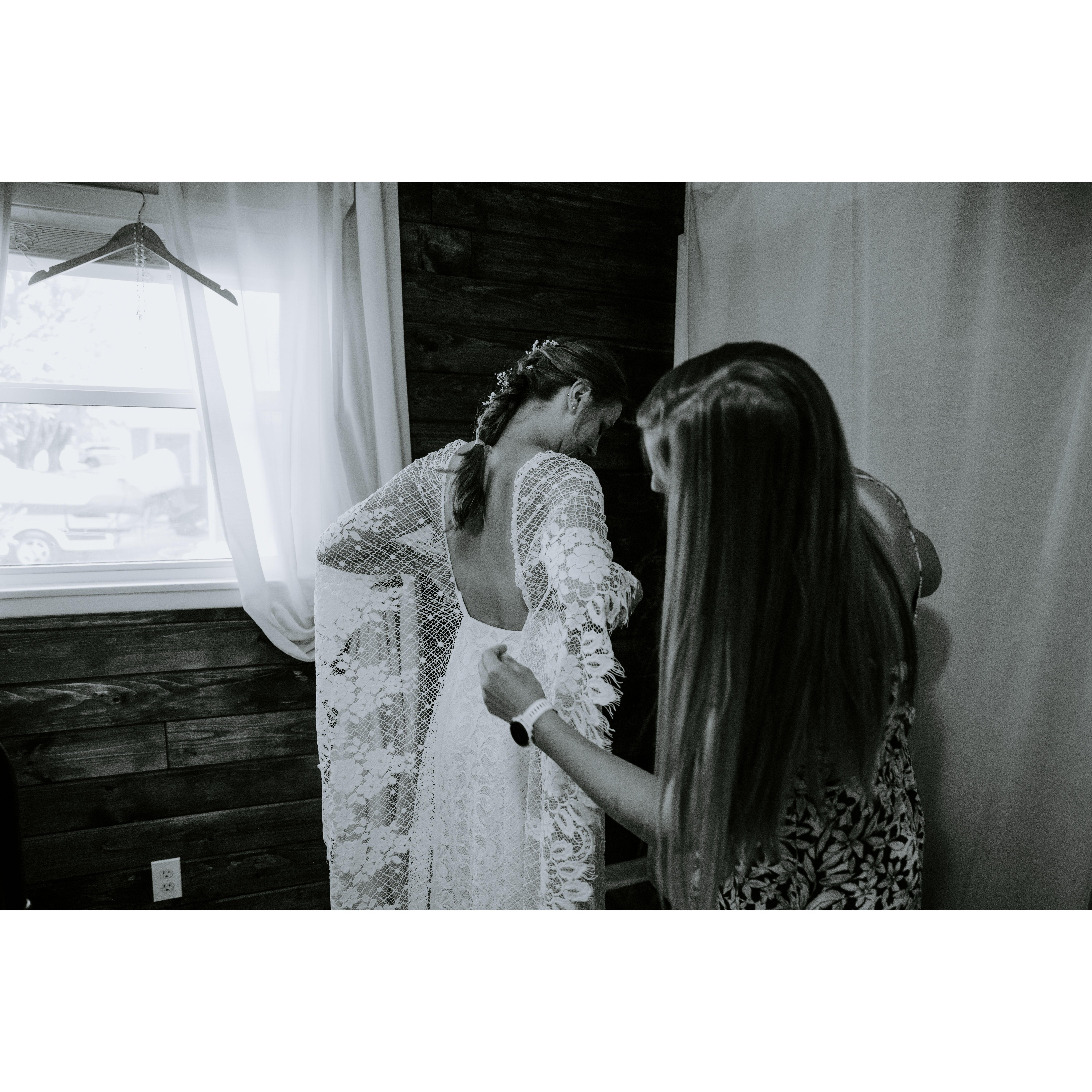 Alaina gets ready for her first-look with David. Her sister, Anna, is there to help.