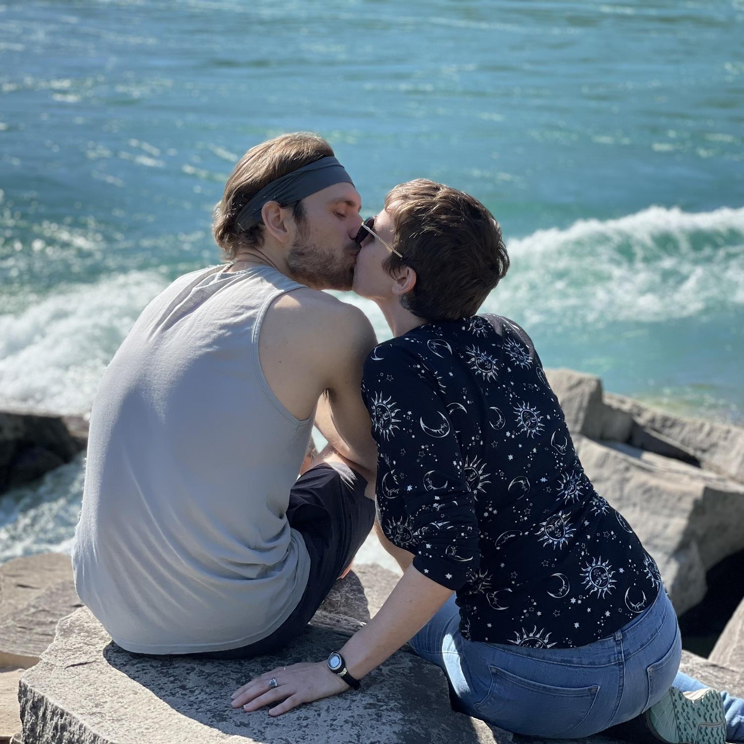 Smoochin’ at the Devil’s hole!