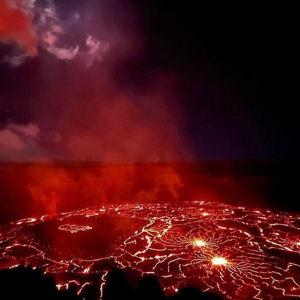 Honeymoon - Kīlauea Hike and Lava Gazing with Native Hawaiian