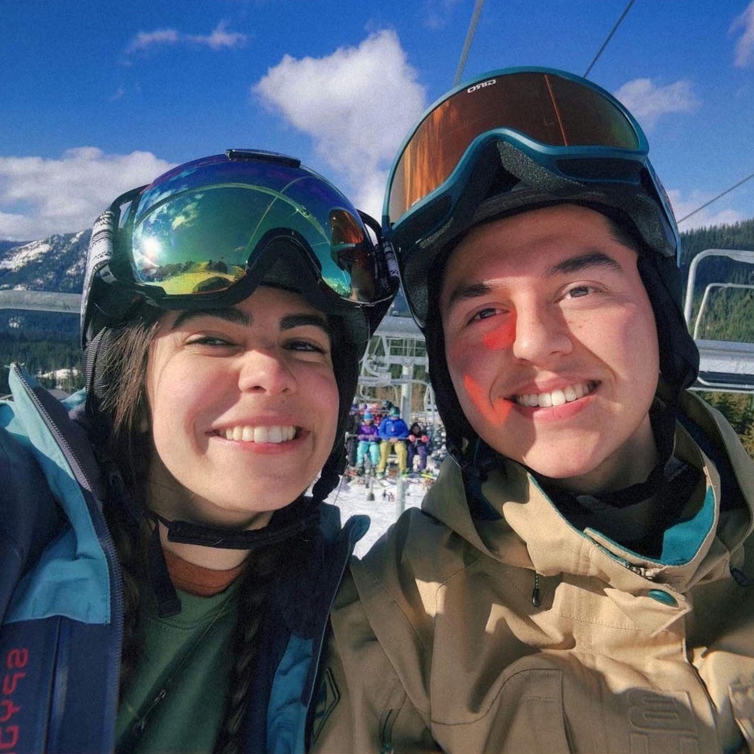 Finally made it to the chairlifts 🙌🏼 When we first started snowboarding, we got stuck on the bunny hill while trying to get to the chairlifts 😅 On day 2 we were able to get on a real hill 🥳