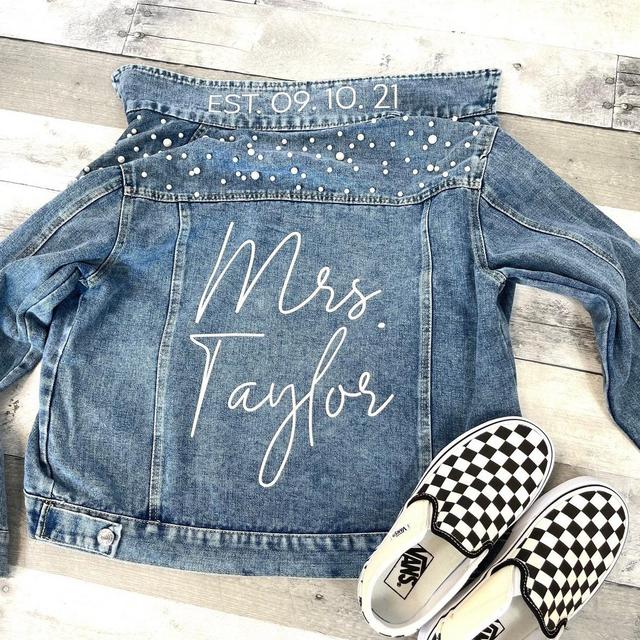 Mrs Pearl Jean Jacket, Bride Jean Jacket, Mrs Denim Jacket, Personalized Jean Jacket, Bride Jacket, Bridal gift, bridal jean jacket pearls