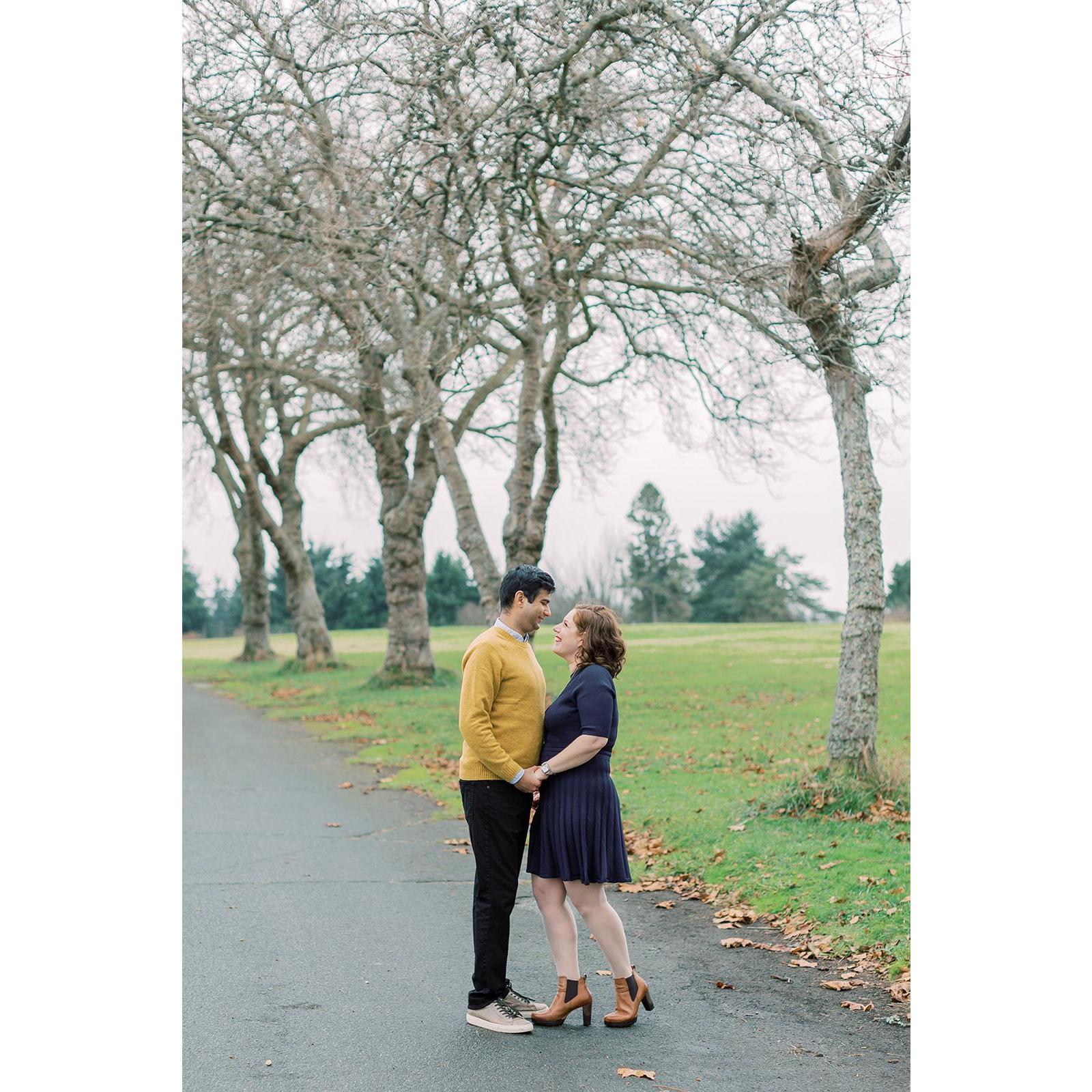 Engagement pictures in Discovery Park in Seattle, Washington. Photographer: Sarah Harris