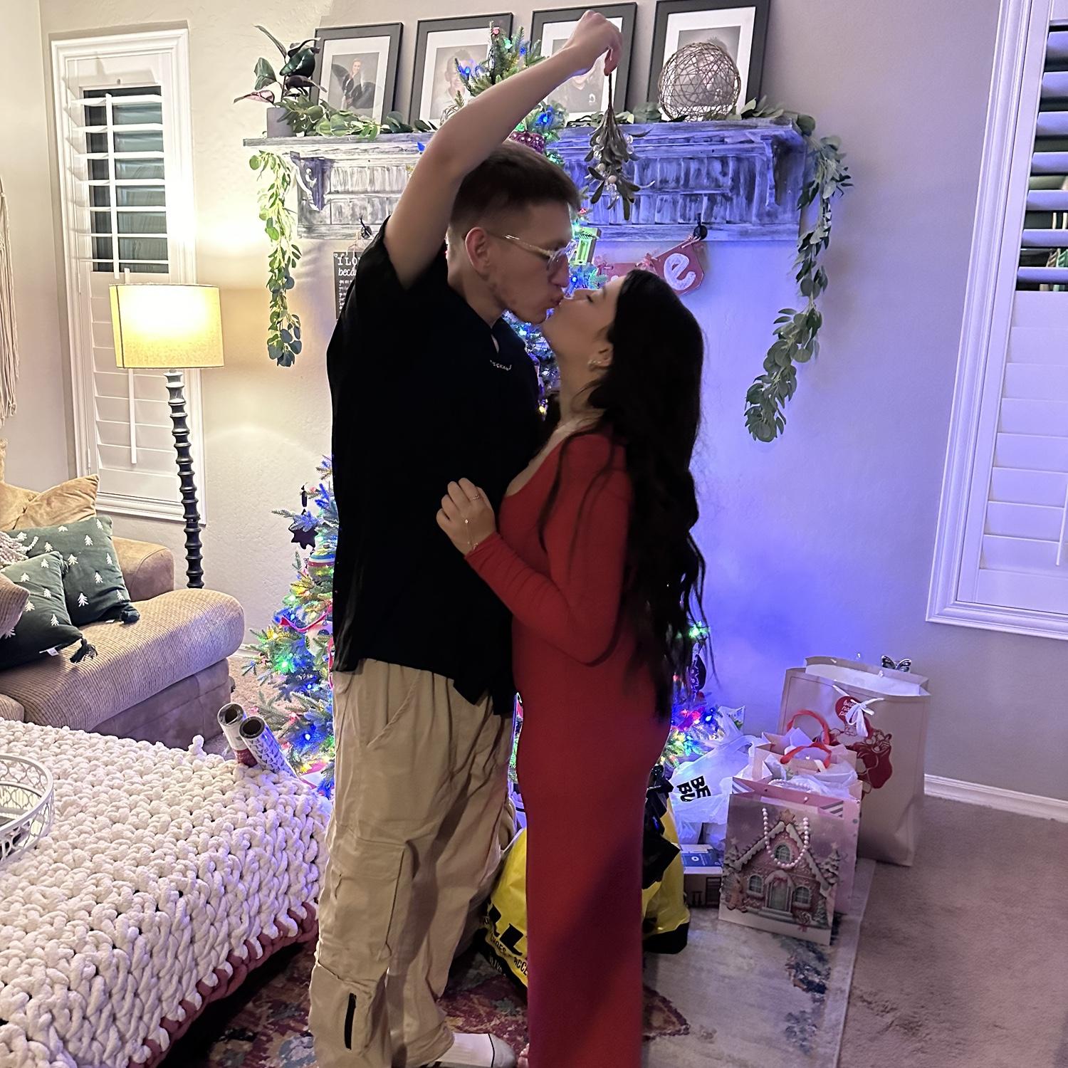Kissing under the mistletoe, 2024