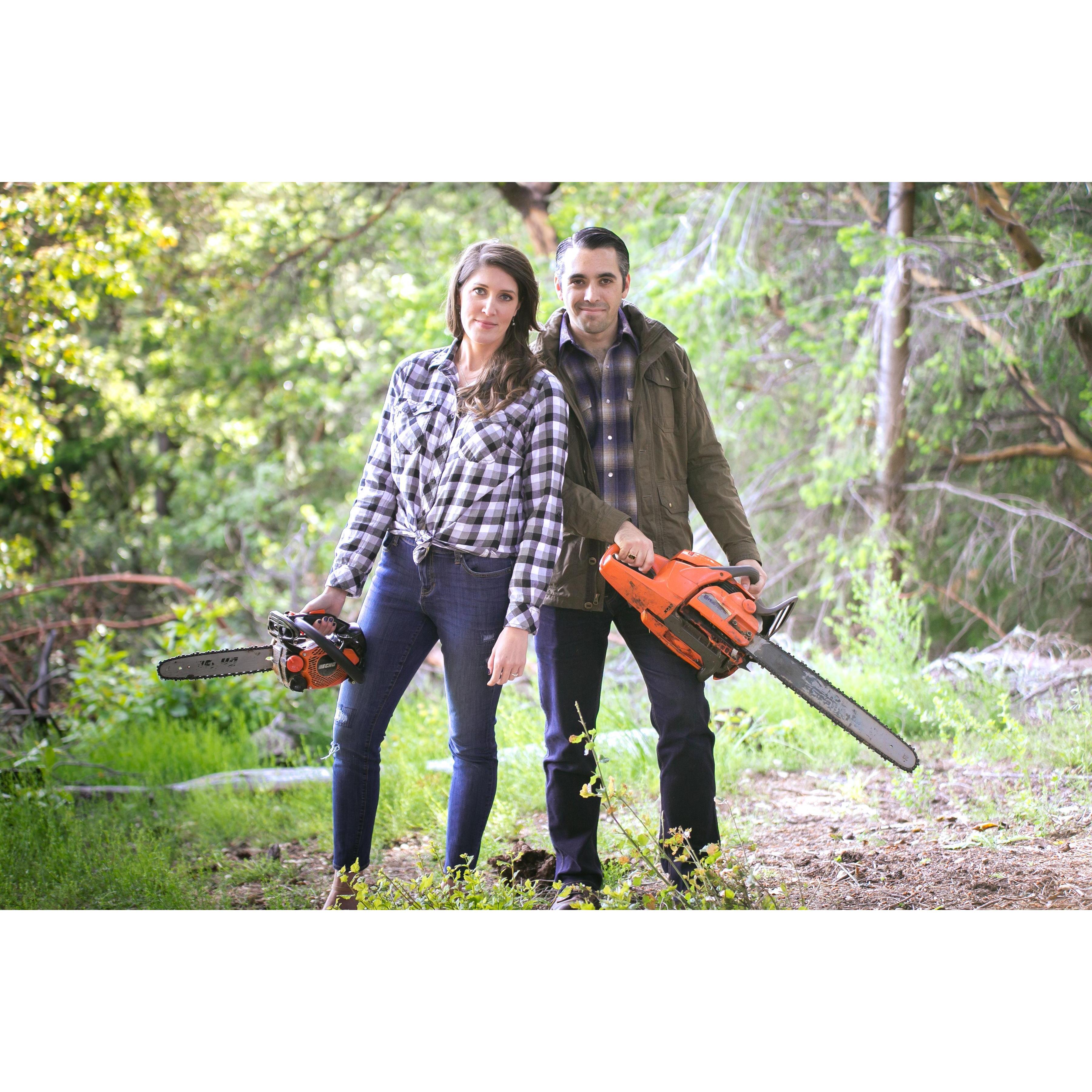 Ari had never touched a chainsaw before Peter. Now they have spent hours clearing trees together with chainsaws, axes and machetes.