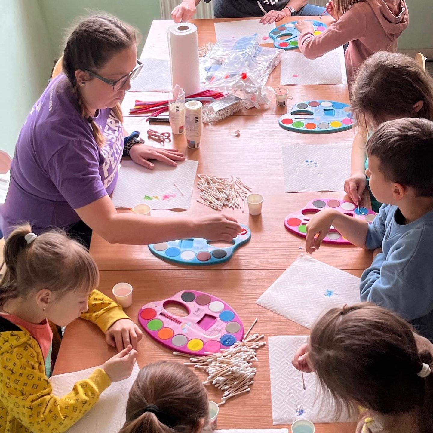 Alicia volunteering at  a Ukrainian School doing arts and crafts