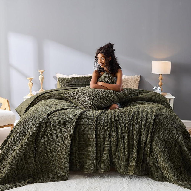 Wonderful Luxury Velvet Quilt - Striped Channel Stitch Dark Green Quilt King, Soft Corduroy Lightweight Comforter, Pet-Friendly, Tear-Resistant, Bedspread Coverlet Bedding Set for All Season,106"x94"