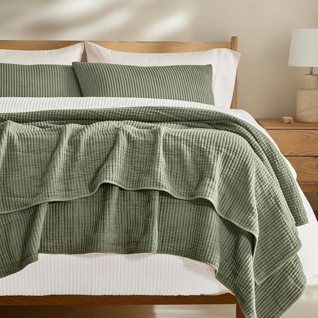EVERGRACE Cotton Coverlet Set King Size 3 Pieces, Lightweight Soft Ribbed Matelassé Bedspread Quilt Set, Cozy Oversized Quilted Bedding Set with 2 Pillow Shams for All Seasons, Olive Green