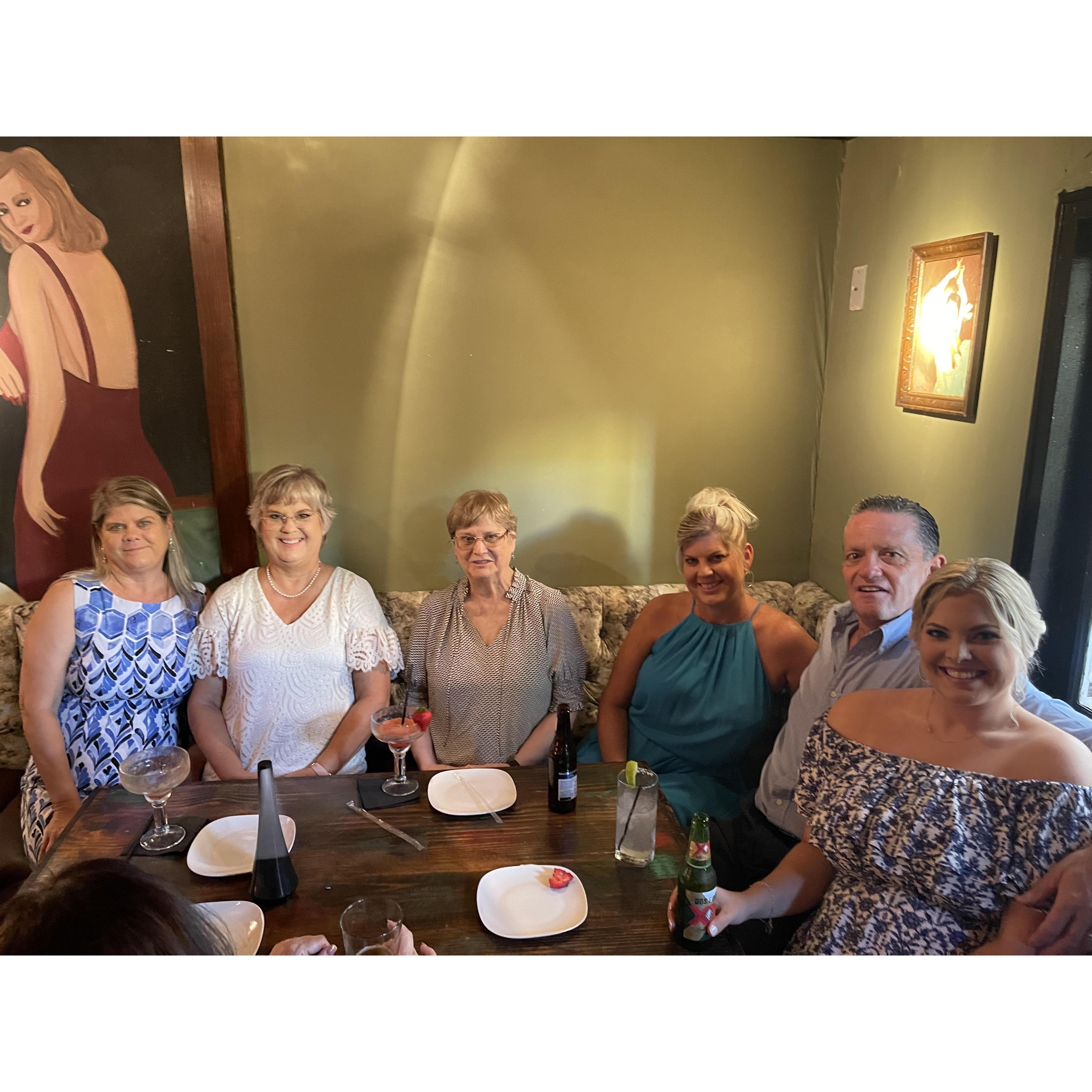 Brides Mother's side.
Left-Right { Amy (Aunt), Carrie (Aunt), Diane (Grandmother), Joanna (Mother of Bride), Jaime (Step-Father), Megan (sister of bride)