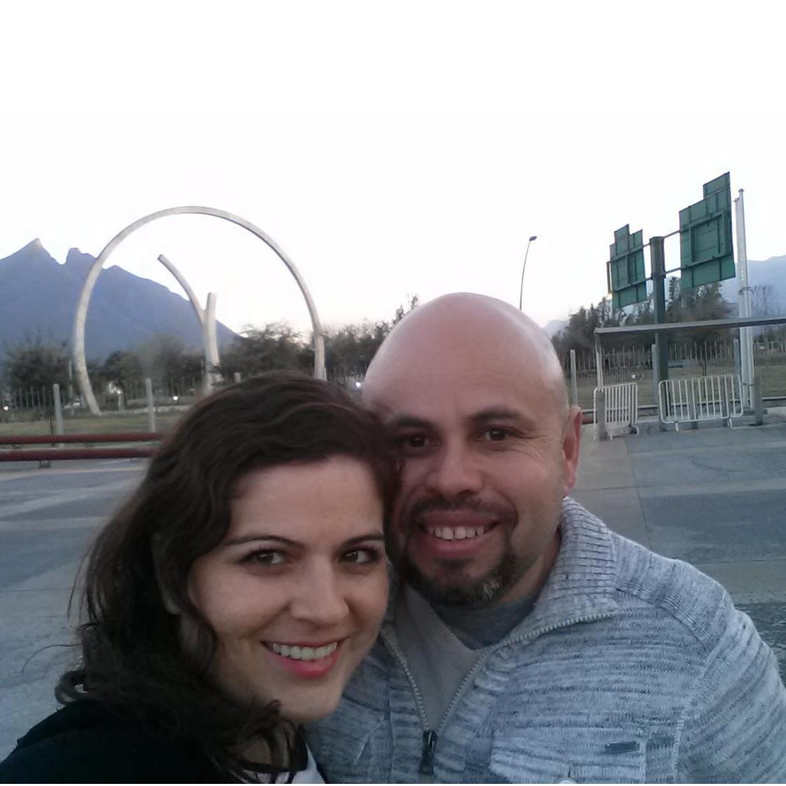 Haciendo nuestros primeros trámites legales en el pabellón ciudadano de Monterrey.