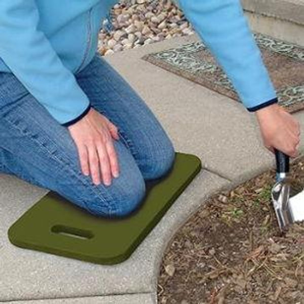 Fiskars Garden Kneeling Pad, 11" x 18" Lightweight and Thick EVA Foam Knee Cushion with Handle for Gardening, Cleaning, or Construction - Moisture and Rip Resistant, Gardening Supplies, Green