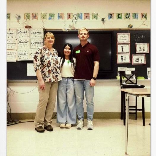 We held a Japanese language class at Sarah's Spanish class!