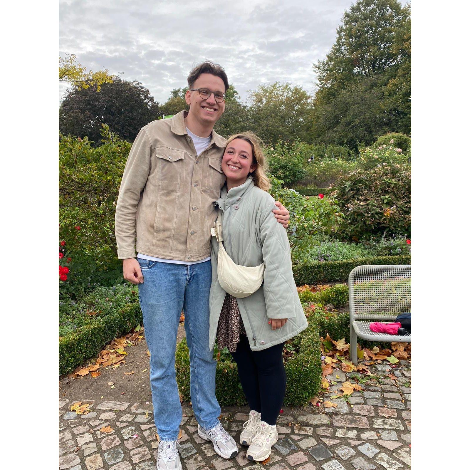 The first phot showing off the height difference :) Das erste Foto zeigt den Größenunterschied :)