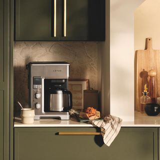 The Top Drip Coffee Maker with Ground Scale