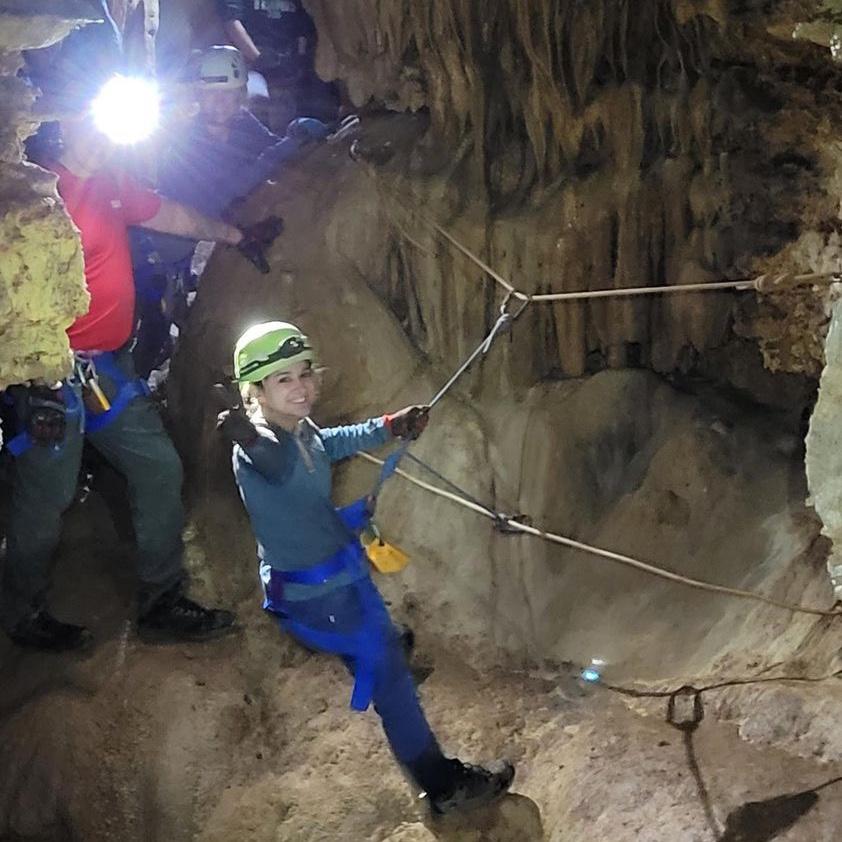 Cave exploring at Natural Bridge Caverns (New Braunfels) /
Explorando cuevas en las Cavernas del Puente Natural (New Braunfels).