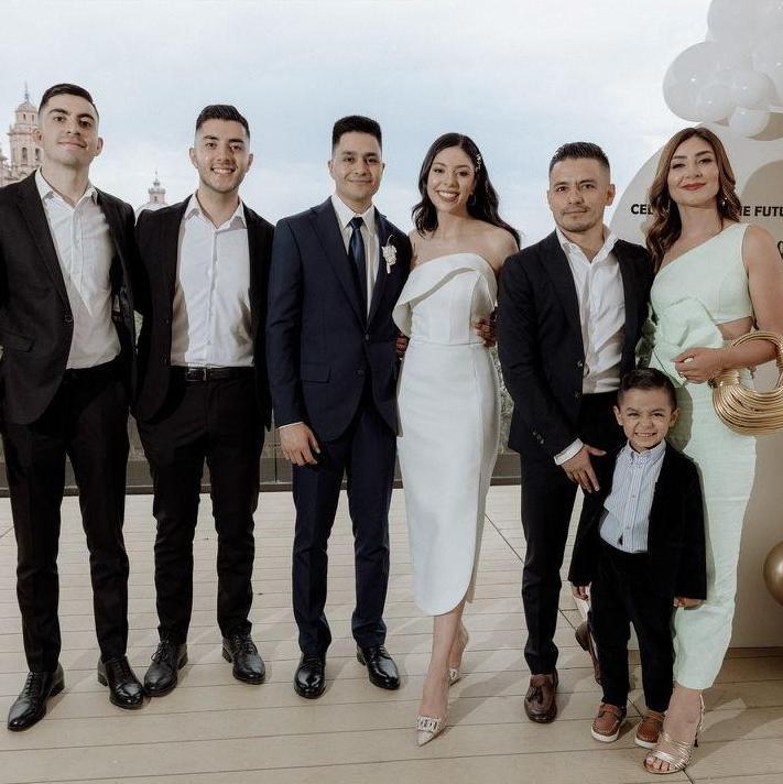Cena de compromiso: Un amor que crece y una familia que lo celebra con nosotros.