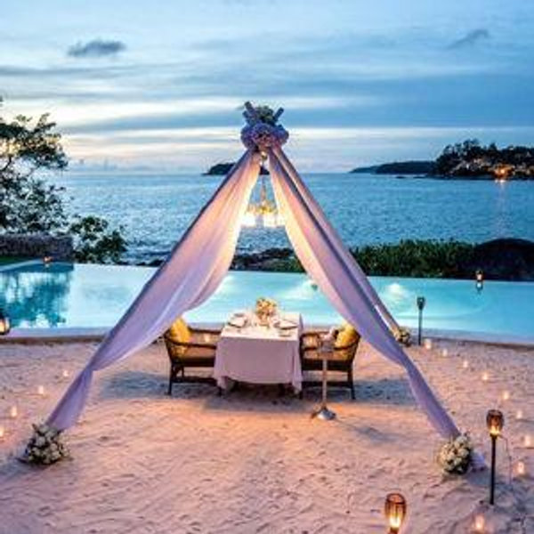 🍽️ Dinner + Cocktails on the Sand