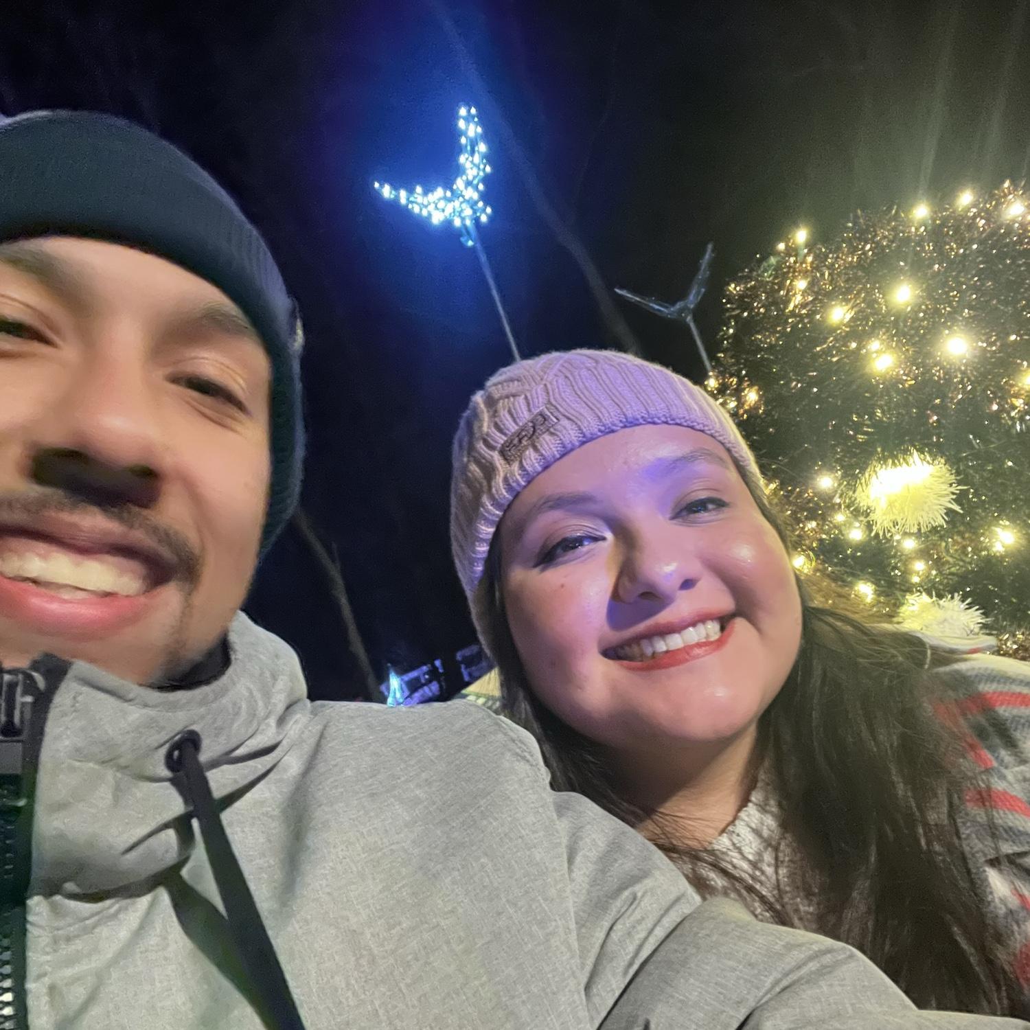 Celebrating another Christmas together in 2022, we visited the Greensboro Science Center for the first time. / Celebrando otra Navidad juntos en 2022, visitamos por primera vez el Centro de Ciencias de Greensboro.