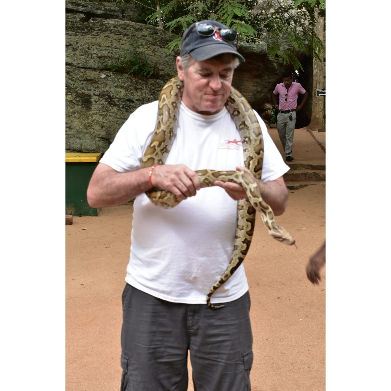 Tom makes a friend in Sri Lanka