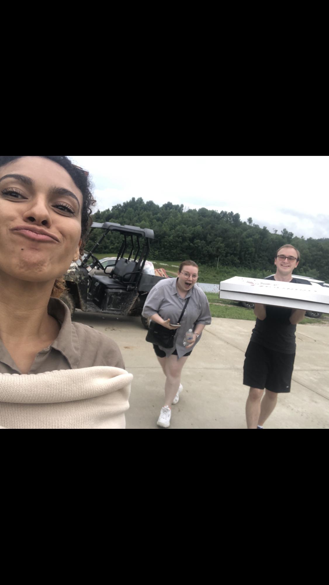 Look at Braden carrying Alexis’ pizza. How sweet.