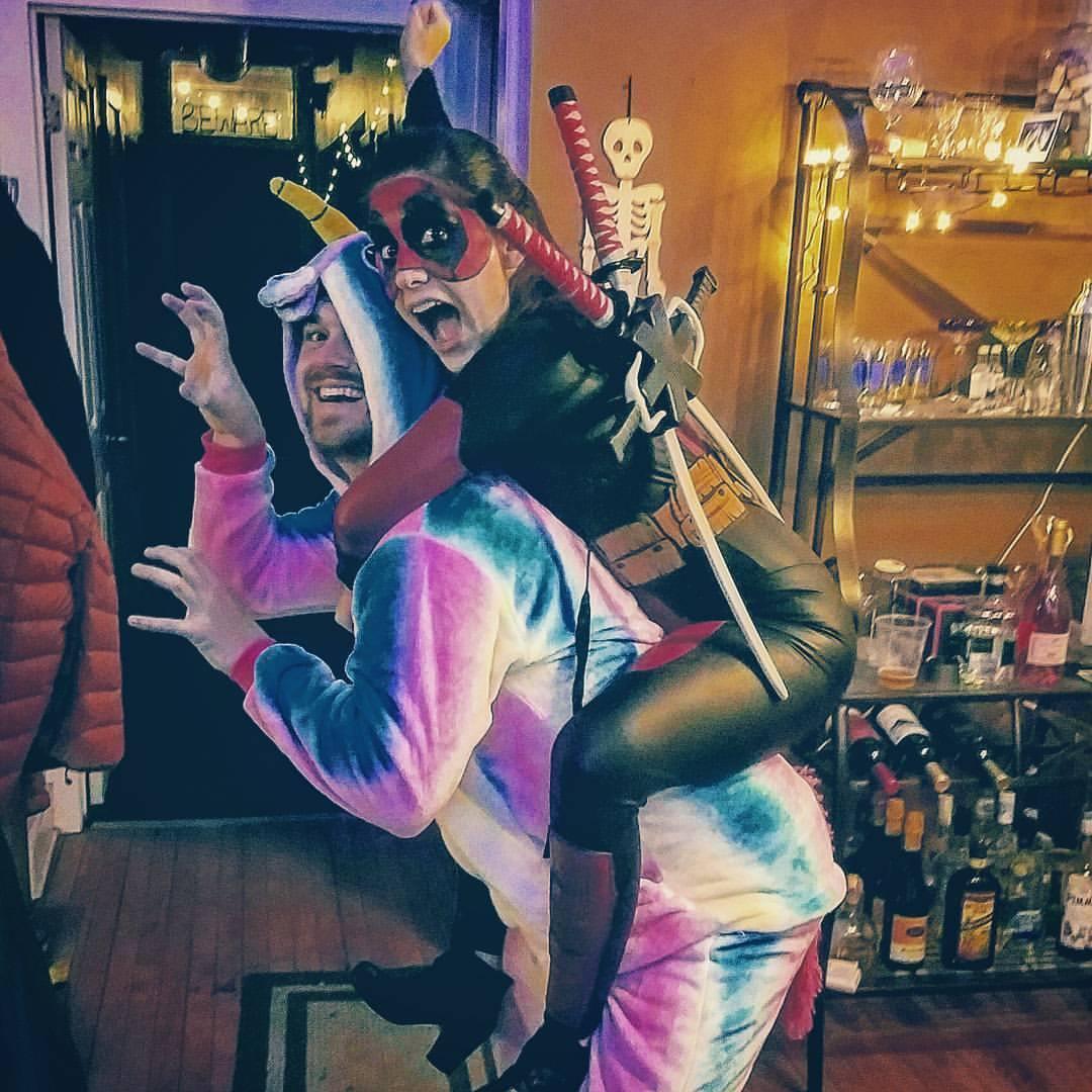 Keeping up with Halloween costume tradition: Deadpool and a Unicorn
Continuando con la tradición de disfraces de Halloween: Deadpool y Unicornio