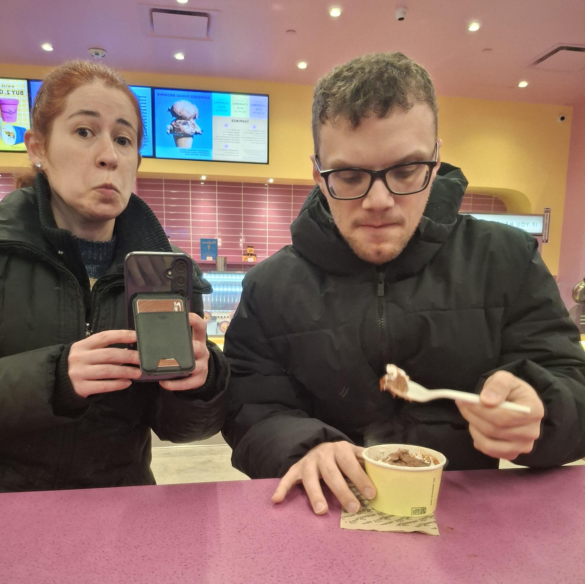 He eats ice cream in the winter?! / Ele toma sorvete no inverno?!