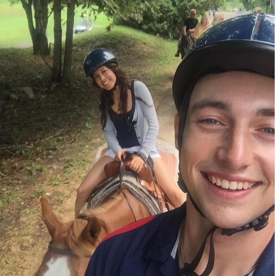 Horseback riding in Mackinac Island Michigan.
Montando a caballo en la Isla de Mackinac en Michigan.